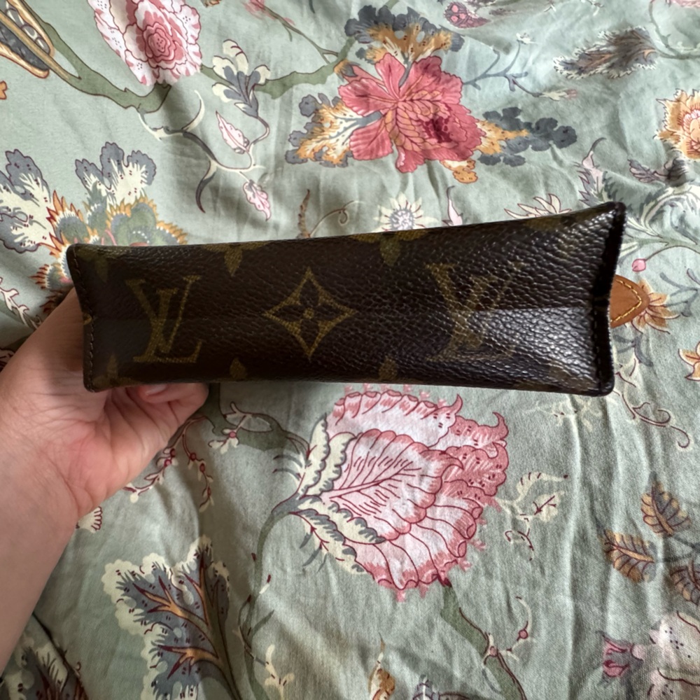 Louis Vuitton small toilet pouch - Picture 3 of 10